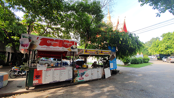 สองผัวเมียขี่รถพ่วงข้างขายส้มตำไก่ย่างสู้โควิด 19