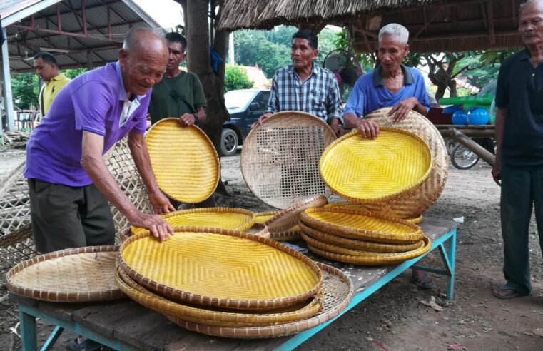 เชิญชวนตักไข่พาโชคลุ้นรับเครื่องจักสานเป็นรางวัล