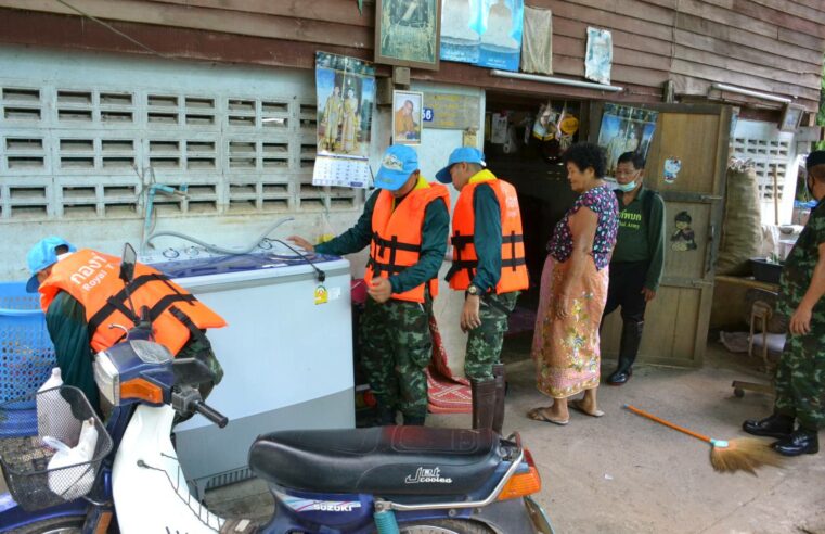 ทหารมาแล้ว..!! มทบ.39 จัดให้ลงพื้นที่ช่วยชาวบ้านถูกน้ำท่วม