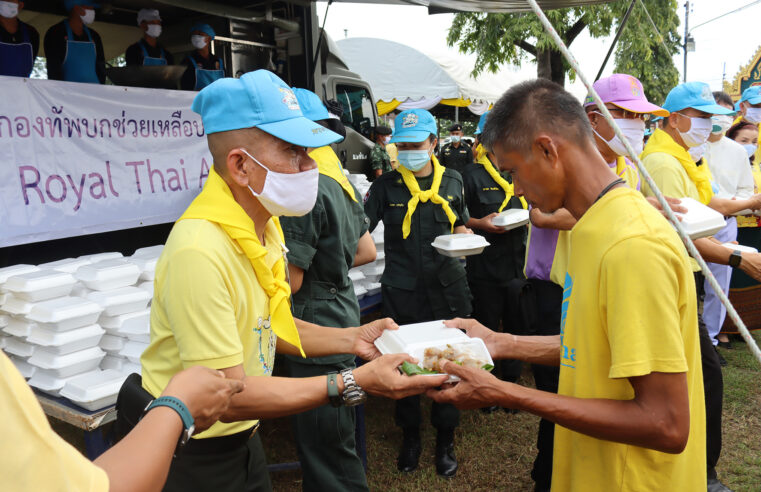 มทบ.35 จัดรถครัวสนามทำข้าวกล่องแจกฟรี