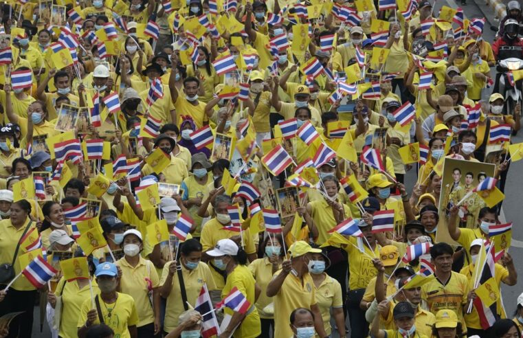 เหลืองพรึบเมืองคอน !  น้อมสำนึกในพระมหากรุณาธิคุณ