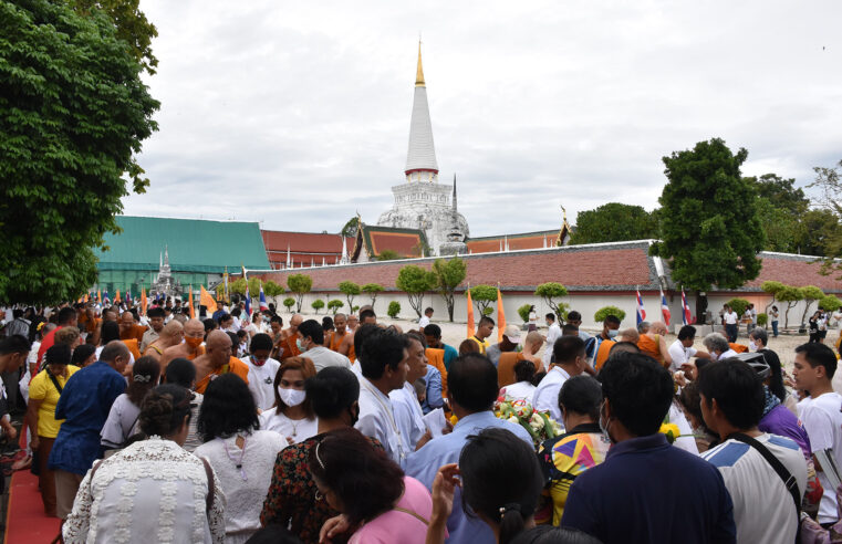 ชาวเมืองคอนร่วมทำบุญตักบาตรเทโว