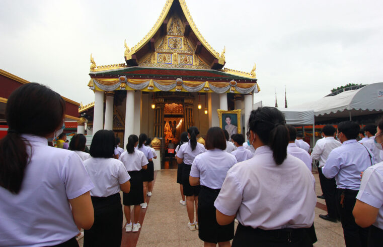 ราชมงคลบ้านกร่างนำนักศึกษาใหม่สักการะสิ่งศักดิ์สิทธิ์