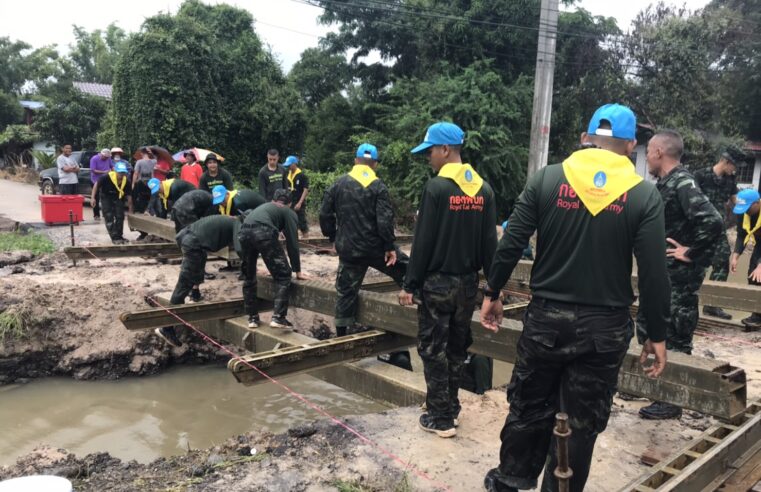 กระแสน้ำซัดถนนขาดทหารเร่งช่วยสร้างสะพานข้ามชั่วคราว