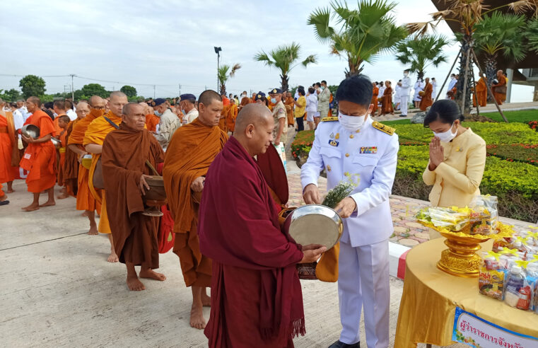 ชาวเมืองลับแลร่วมทำบุญตักบาตรถวายเป็นพระราชกุศล ร.9