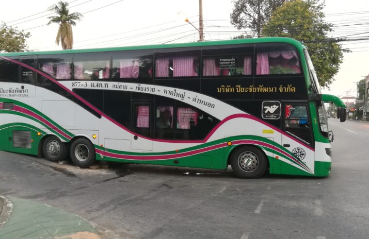 จีพีเอสทำเหตุรสบัสติดสะพานประตูชัยคนขับไม่ทันเห็นป้ายเตือน
