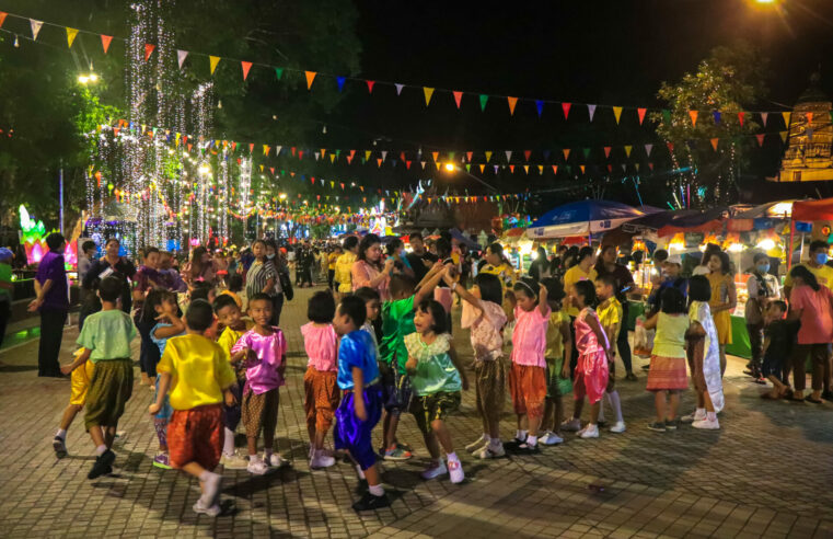 บรรยากาศลอยกระทงเมืองสองแคว การ์ดไม่ตกเน้นป้องกันโควิด 19
