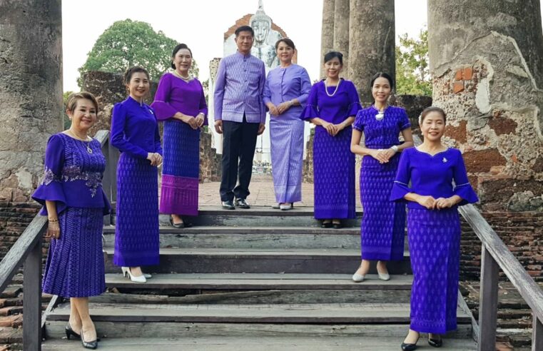 ผู้ว่าฯ ควงภริยาร่วมถ่ายแบบผ้าไทยดำรงไว้ในแผ่นดิน