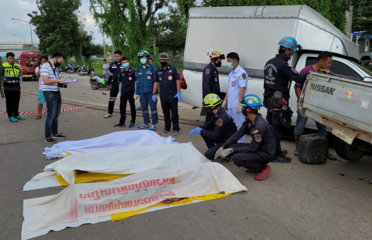 รถกระบะ “นายฮ้อยวังพิกุล” ถูกรถขนส่งพัสดุชนกลางลำดับยกครัว