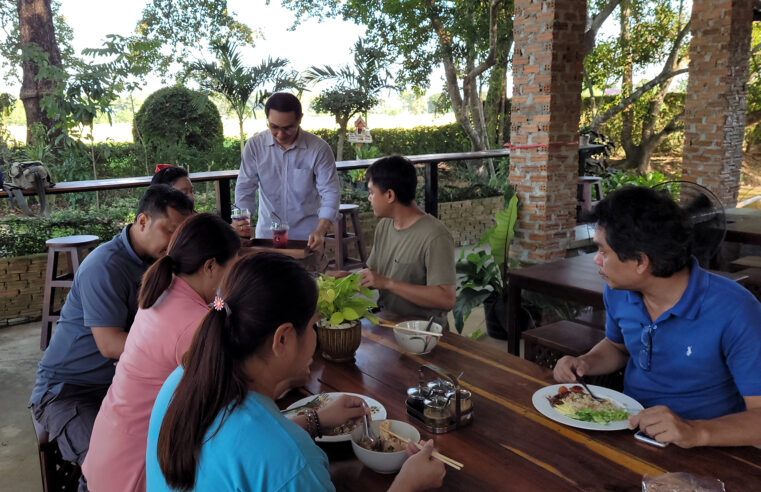 วันหยุดไปชิมก๋วยเตี๋ยวไก่ใบหม่อนเสิร์ฟพร้อมมัลเบอรี่ค๊อฟฟี่กันนะ