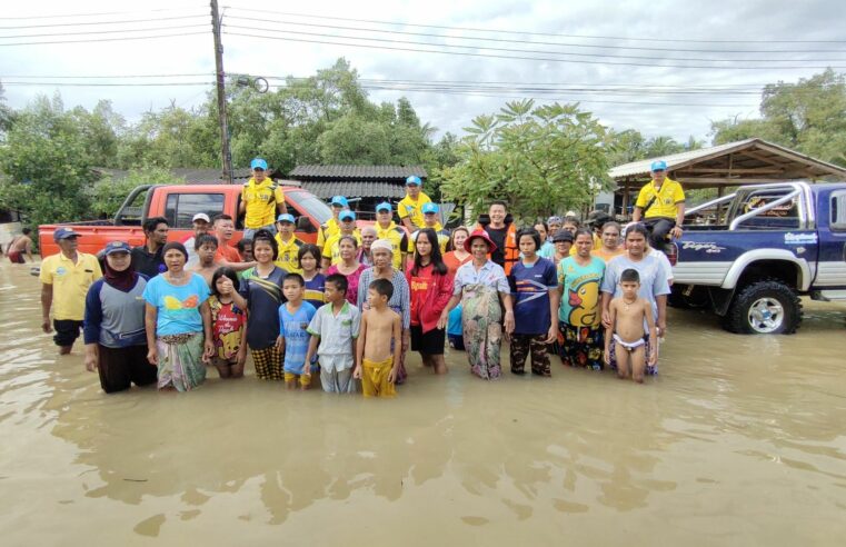 ตำรวจทหารห่วงใยพี่น้องประชาชนชาวอิสลามที่บ้านถูกน้ำท่วม