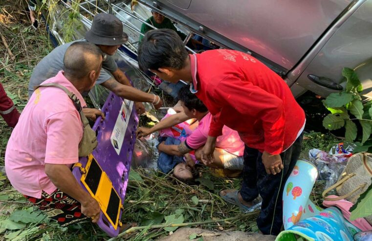 รถกระบะหลุดโค้งหินใหญ่ตกถนนพลิกคว่ำเจ็บระนาว