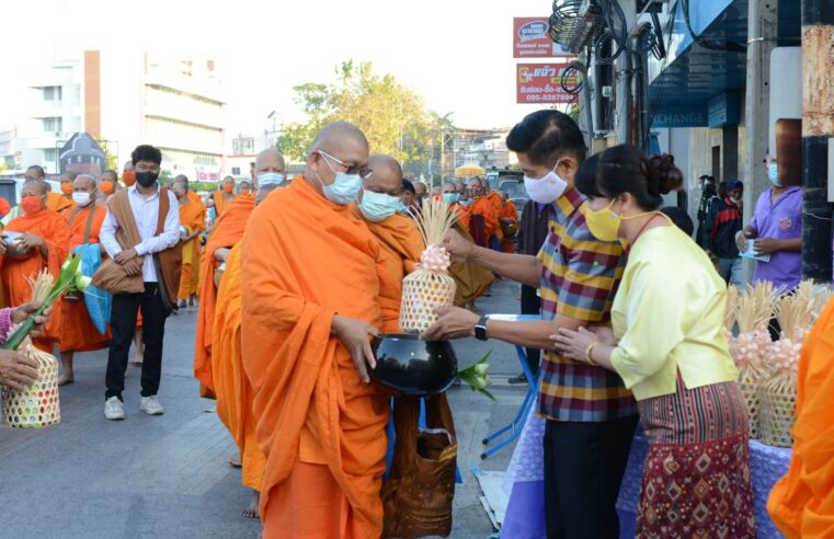 พ่อเมืองสองแควนำประชาชนทำบุญตักบาตรรับปีใหม่ 2564