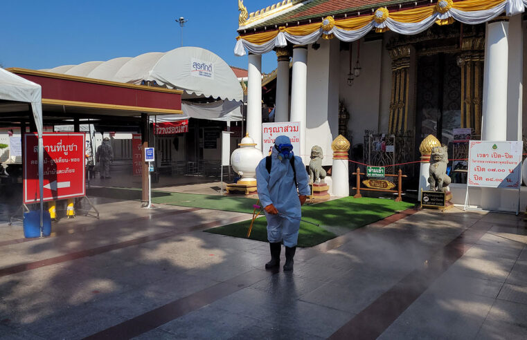 ปิดวัดใหญ่และวัดนางพญาพ่นยาฆ่าเชื้อกันการแพร่ระบาดโควิด-19