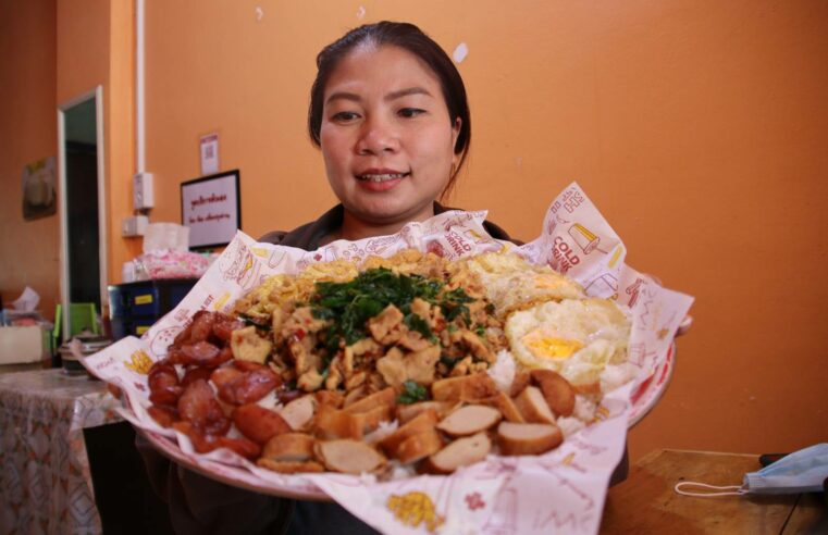 กระเพราควายถาดยักษ์ลูกค้านั่งที่ร้านลดฮวบผลจากโควิด-19 รอบสอง