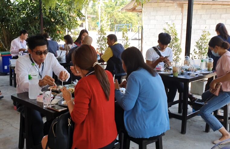 ชวนชิมอาหารอีสานร้านตำน้ำแตกที่เมืองสองแคว