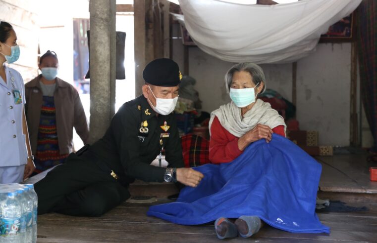 มอบผ้าห่มคลายหนาวและให้บริการทางการแพทย์ผู้มีรายได้น้อย