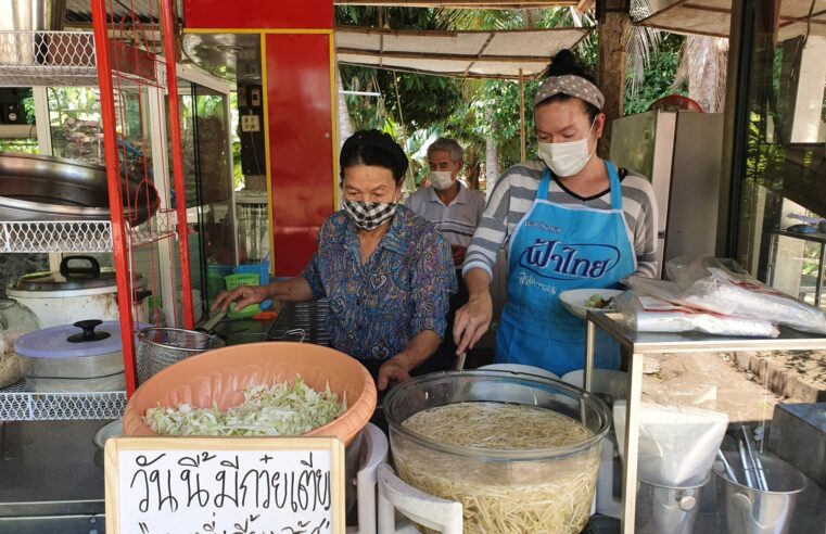 ร้านก๋วยเตี๋ยวตายายสูตรดั้งเดิมเก๋ไก๋เสิร์ฟใส่จาน