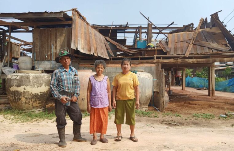 พายุพัดถล่มเมืองสองแควบ้านพังหลายหลังเสาไฟฟ้าหักหลายต้น