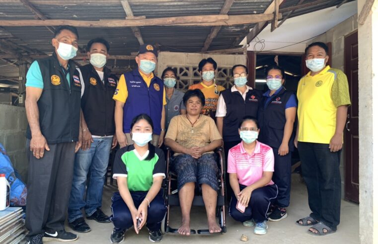 เหล่ากาชาดห่วงใยประชาชนมอบรถเข็นให้ผู้สูงอายุและผู้พิการ