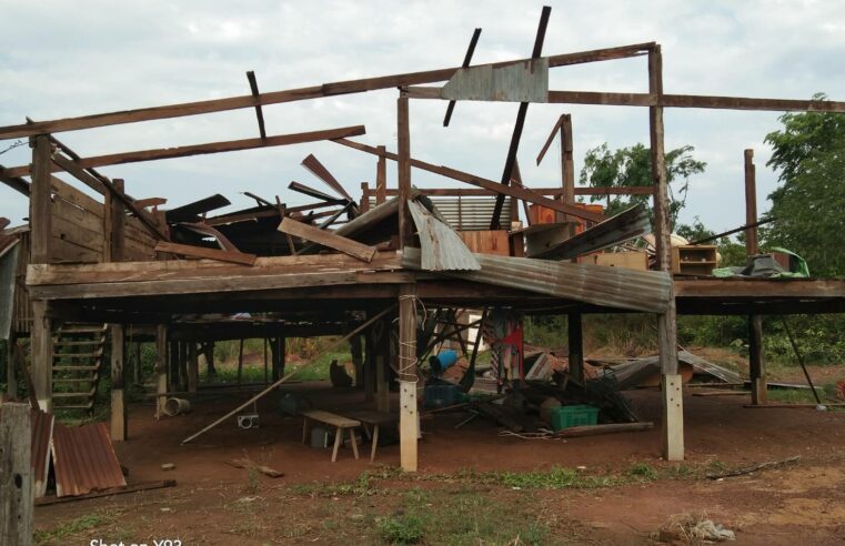 พายุฤดูร้อนพัดถล่มบ้านมุงอำเภอเนินมะปรางบ้านพังเพียบ