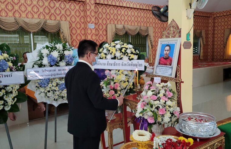 พ่อแม่ญาติและเพื่อนเศร้าร่วมรดน้ำศพน้องปลื้มที่วัดแสงดาว
