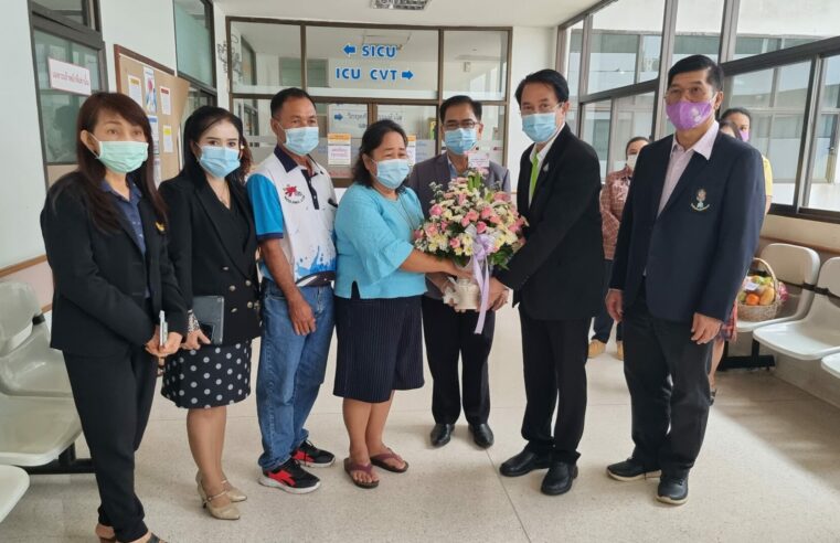รมว.ศธ.และเลขา กพฐ.ส่งแจกันดอกไม้เยี่ยมน้องปลื้ม