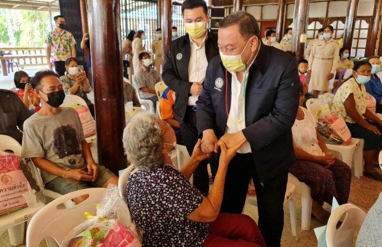 รมว.พม.มอบถุงยังชีพช่วยเหลือผู้ประสบวาตภัย