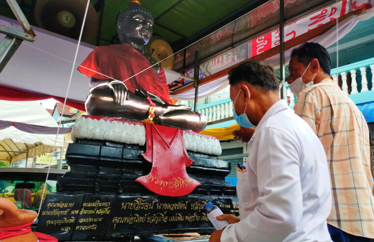 ชาวพุทธเมืองคอนแห่รับน้ำมนต์ศักดิ์สิทธิ์ไว้ป้องกันโรคโควิด-19