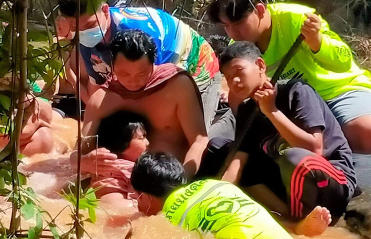 กู้ภัยมงคลรุดช่วย “น้องพีท” เล่นไหลตามน้ำขาติดซอกหิน