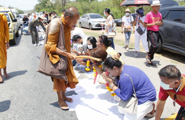 “หลวงตาชื่น” ธุดงค์เท้าเปล่ามุ่งหน้า อ.นครไทย