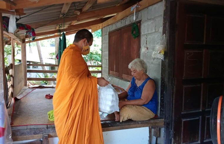 เจ้าอาวาสปรุงอาหารแจกชาวบ้านสู้โควิด