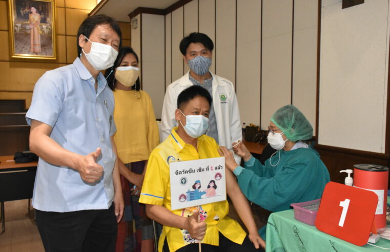 ผวจ.อุตรดิตถ์ นำทีมฉีดวัคซีนชิโนแวค