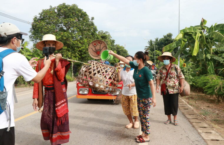 แล้งจัดชาวบ้านไผ่ขอน้ำแห่นางแมวตุ๊กตาขอฝนหวั่นข้าวเสียหาย