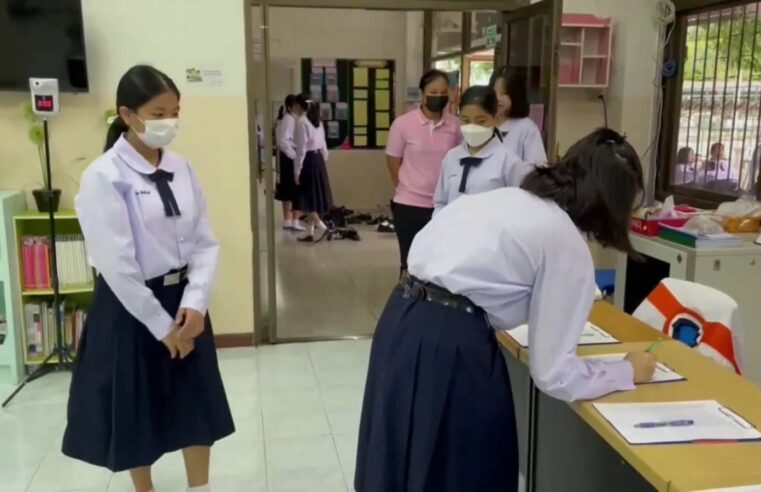 ห่วงใยบุตรหลานผู้ปกครองขอรับนักเรียนประจำกลับบ้าน