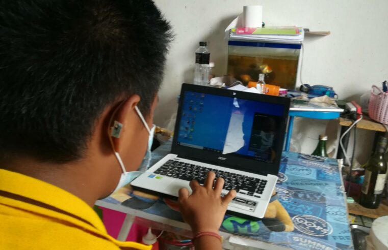 ครูนำโน้ตบุ๊คช่วยนักเรียนเรียนออนไลน์แถมควักเงินส่วนตัวช่วยค่าเช่าบ้าน