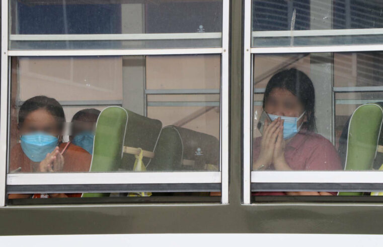 ทภ.3 และ กอ.รมน.รับผู้ป่วยโควิด-19 กลับบ้านเกิดแล้ว