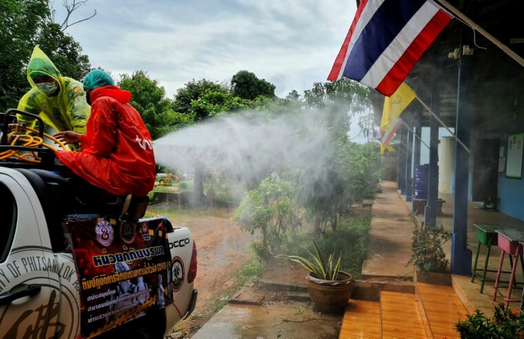กู้ภัยบูรพาฉีดพ่นยาฆ่าเชื้อบริเวณบ้าน วัด โรงเรียน