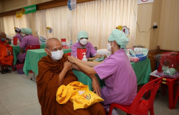 พระภิกษุสงฆ์อุตรดิตถ์ฉีดวัคซีน “ชิโนฟาร์ม”