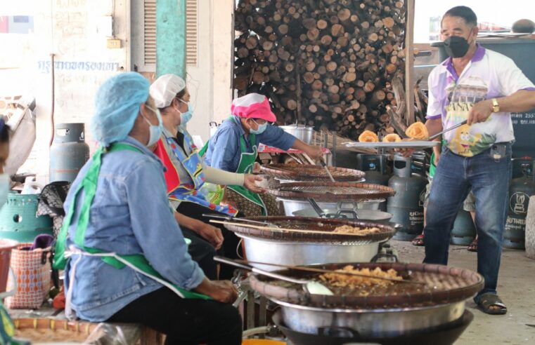 ชาวบ้านอุดหนุนข้าวเม่าทอดรสเลิศวัดเนินกุ่ม