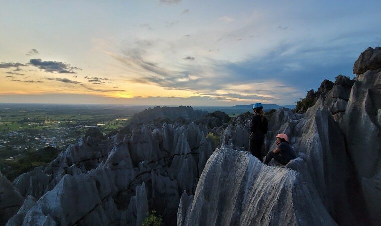 ภูเขาหินปูนล่องเรือตาหมื่นอัญมณีแห่งบ้านมุงที่พิษณุโลก