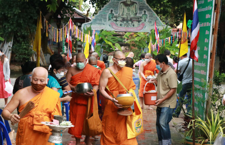 พุทธศาสนิกชนร่วมตักบาตรเทโวโรหนะคึกคัก