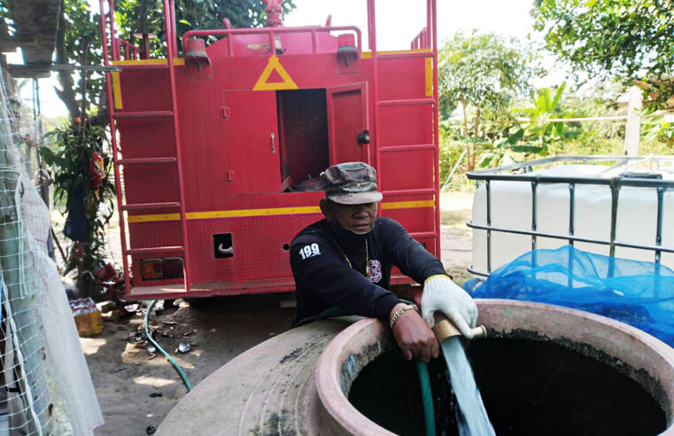 นายก “นก” ส่งน้ำช่วยชาวตำบลดินทอง