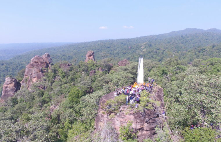 ชาวนครไทยปักธงบนยอดเขาช้างล้วงตามประเพณีท้องถิ่น