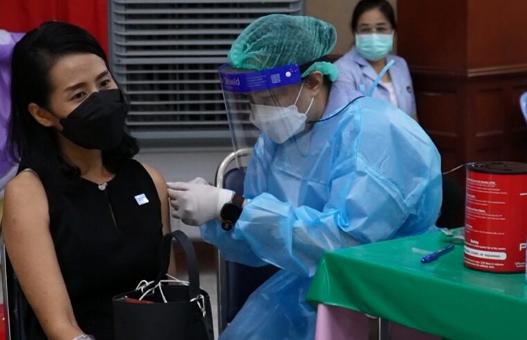 ประชาชน Walk in ฉีดวัคซีนกระตุ้นเข็ม 3 ของสัปดาห์แห่งการฉีดวัคซีนโควิด 19