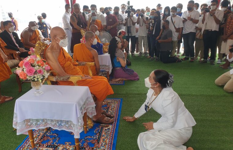 สาธุชนเมืองคอนแห่กราบ “หลวงพ่อพัฒน์” เกจิชื่อดังเมืองสี่แคว