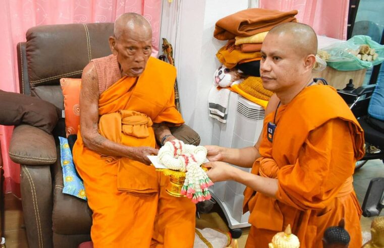 ฮือฮา !! “หลวงพ่อพัฒน์” นั่งเครื่องบินครั้งแรกในชีวิตไปเมืองคอน
