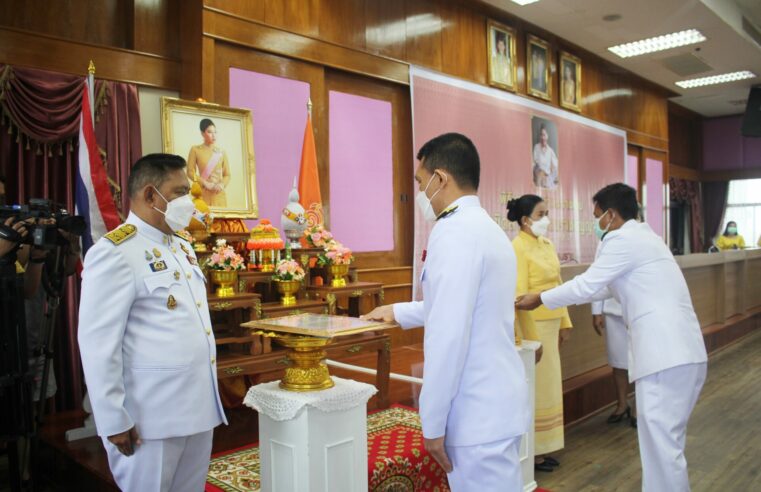 เชิญแบบผ้าพระราชทานผ้าขิดลายนารีรัตนราชกัญญา มอบกลุ่มผู้ผลิตผ้า