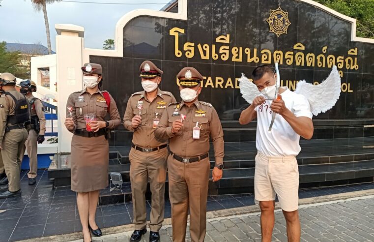 ตำรวจเมืองลับแลทำเก๋วันวาเลนไทน์