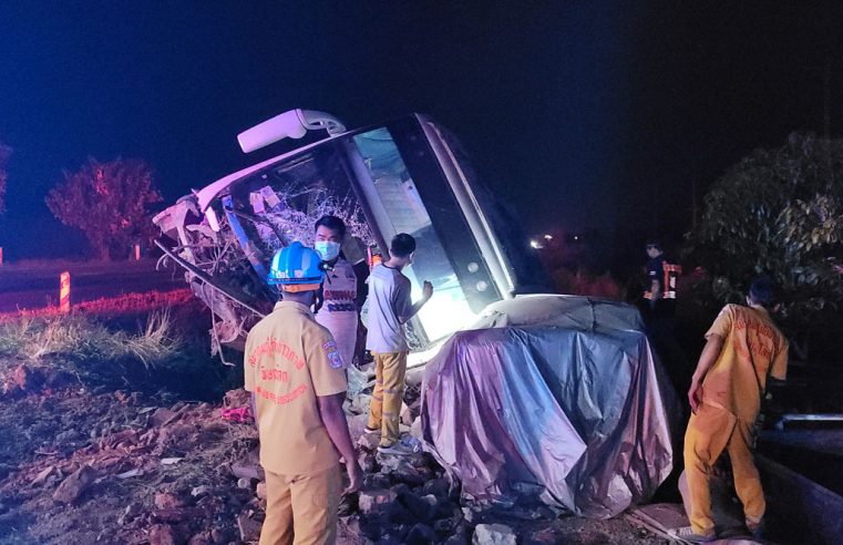 รถทัวร์เสียหลักตกถนนผู้โดยสารเจ็บ 10 ราย